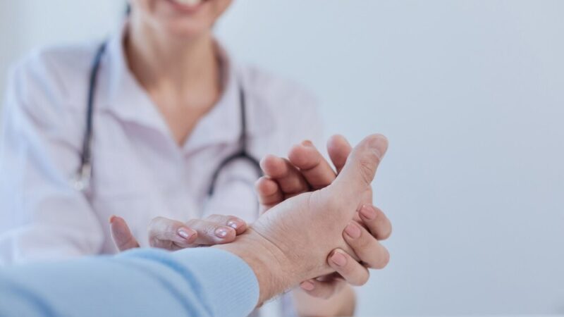 Policjantka uczy przedszkolaków zasad bezpieczeństwa na drodze