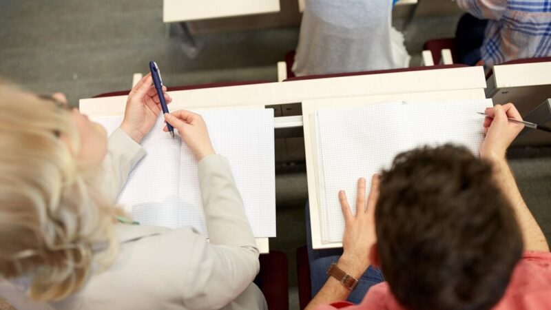 Młodzież przeciw uzależnieniom: Kluczowe informacje i wsparcie