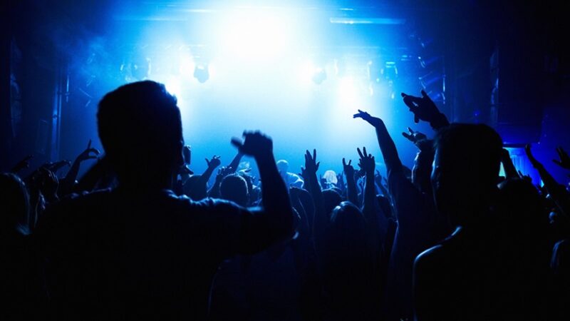 Mieszko Minkiewicz z nowym programem stand-up – śmiech jako terapia dla duszy!