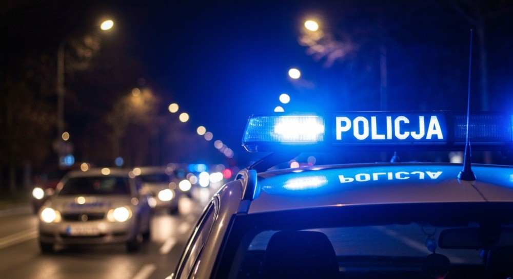 Maturzyści z Liceum VII w Szczecinie z policjantami na zakończeniu roku szkolnego