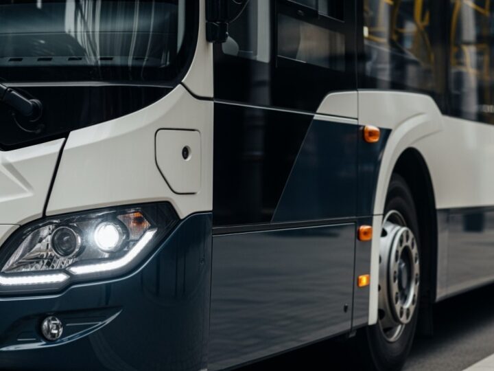 Szczecin inwestuje w przyszłość: 12 nowoczesnych autobusów hybrydowych na ulicach!