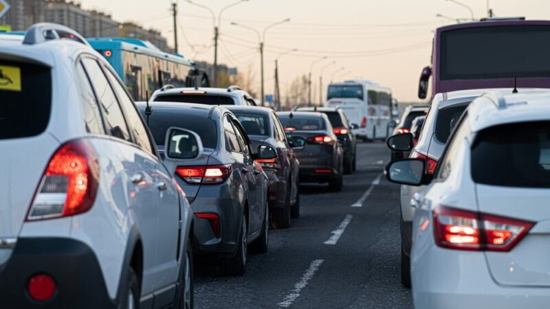 Utrudnienia na DW-121: Objazdy i zalecenia dla kierowców