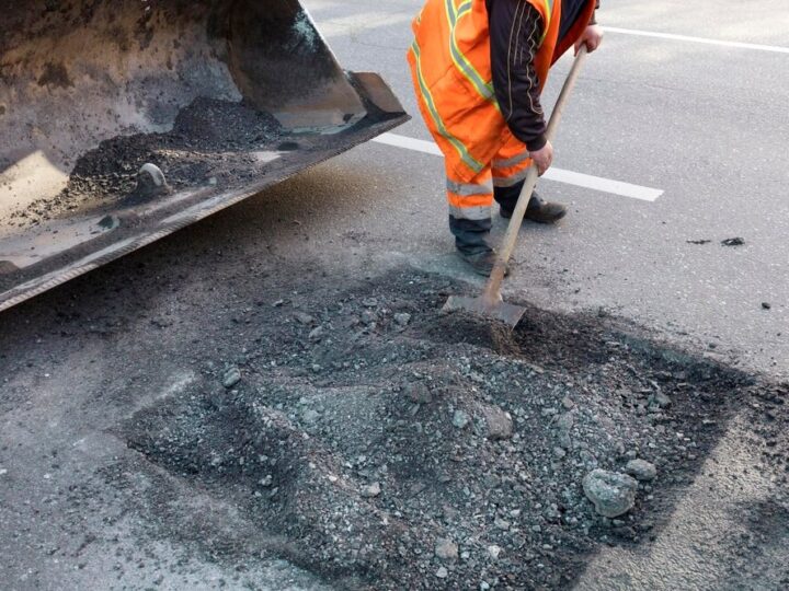 Nowa nawierzchnia na drodze Dobra – Stolec: Inwestycja za ponad 3 miliony!